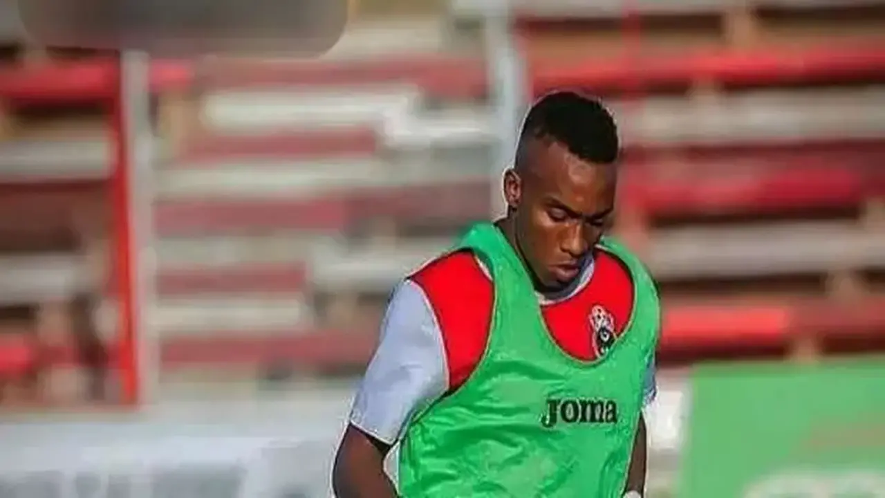 أولمبي الشلف ينفي مفاوضات الأهلي مع أشرف عبادة ويؤكد استمراره في الفريق